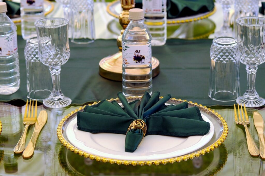 farfurie de nunta cu aranjament verde