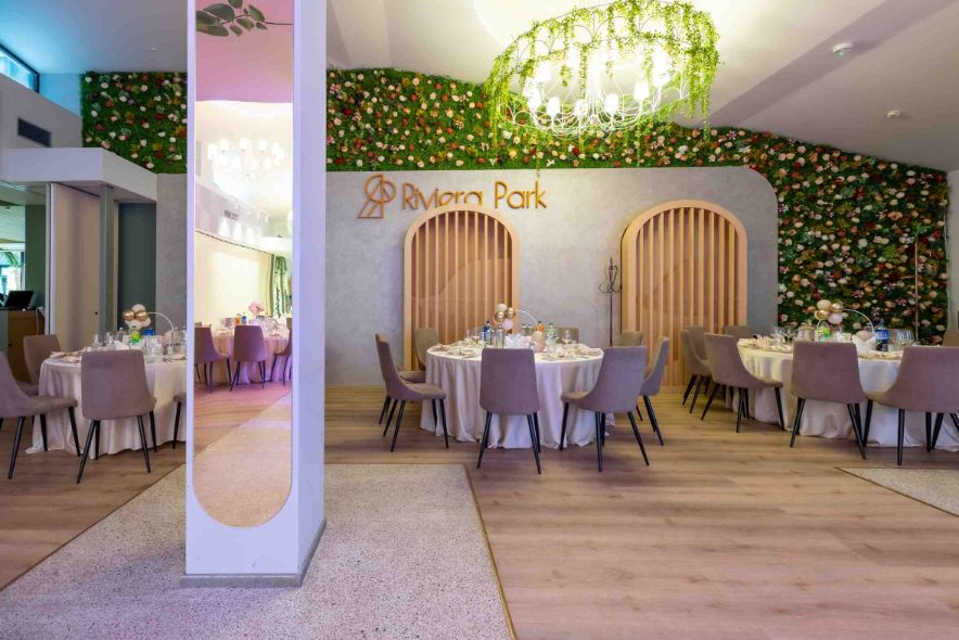 1.1. Locația pentru nunta de lux – de ce să optezi pentru un restaurant de lux într-un cadru feeric - sală, mese, scaune, decor verde, roz