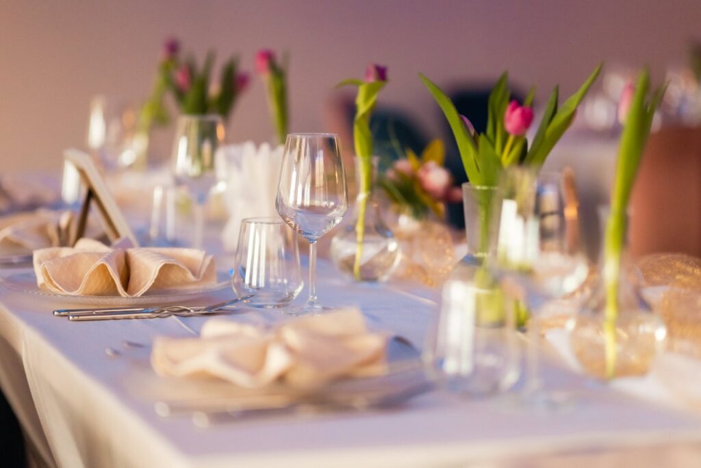 3.1. Organizarea de evenimente corporate pentru diferite ocazii - masa cu servete bej, vaze mici, cu lalele