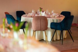 Idei de petrecerea burlăcițelor - unde să organizezi petrecerea burlăcițelor- restaurant riviera cu scaune roz și albastre