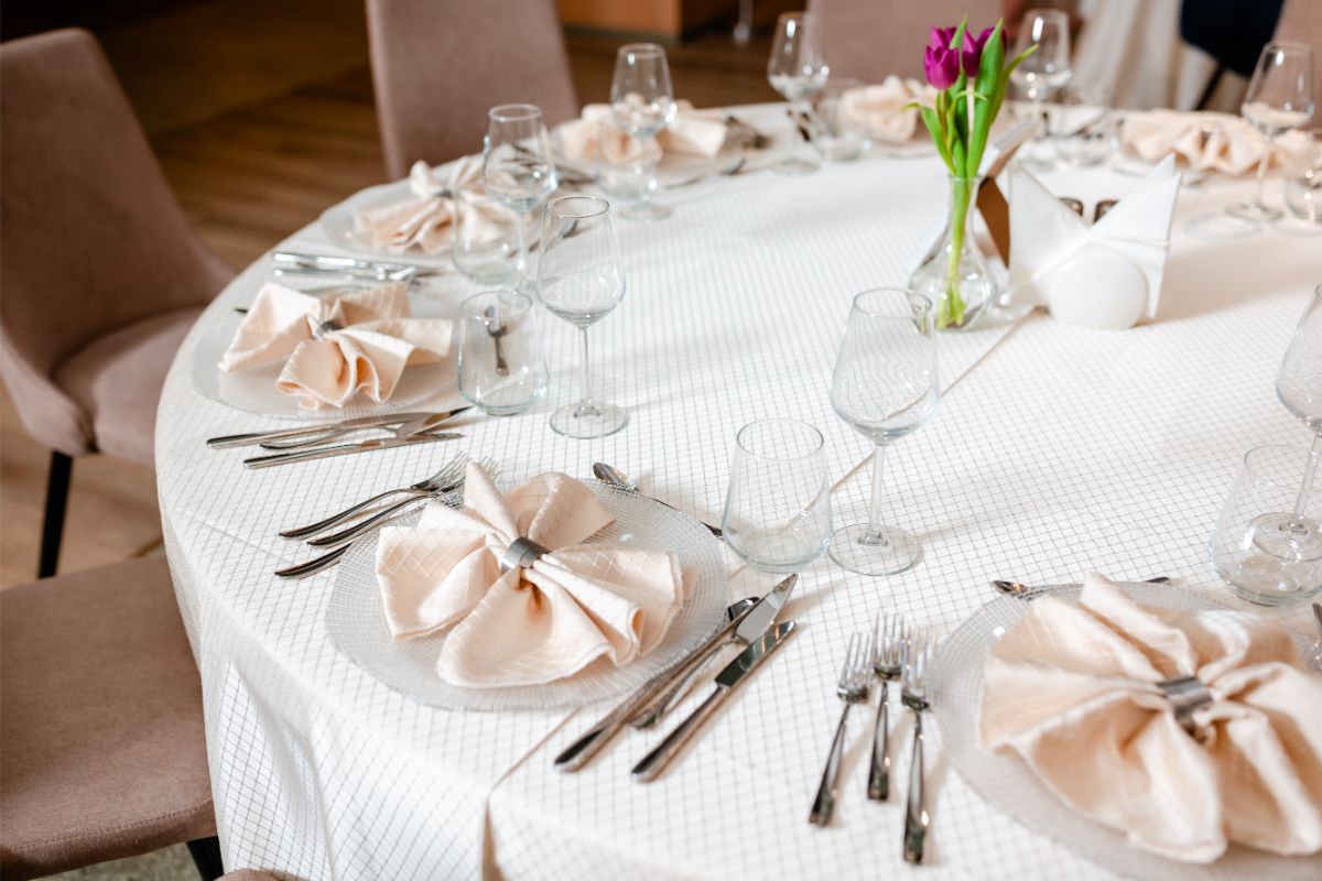 Nunta de argint - salon de nunti, masa, tacamuri, servetele roz