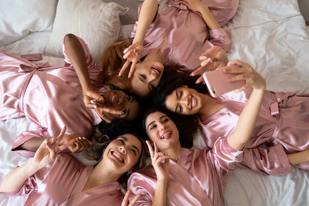 Idei pentru petrecerea burlăcițelor - idei pentru a face petrecerea de neuitat - fete în halate roz pe pat