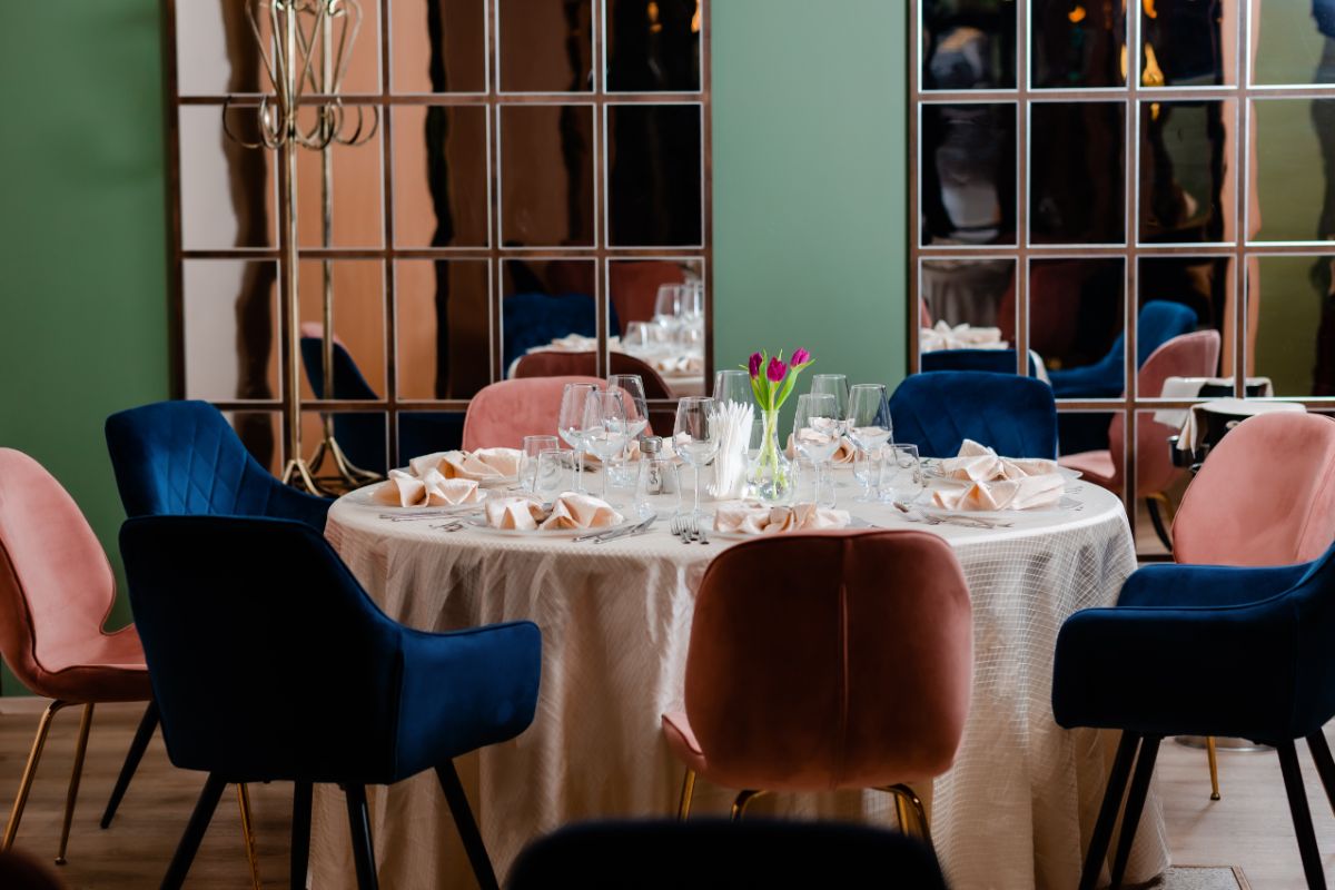 Petrecere de Crăciun corporate - cum alegi locația și meniurile perfecte pentru petrecerea de Crăciun - salon riviera, scaune colorate